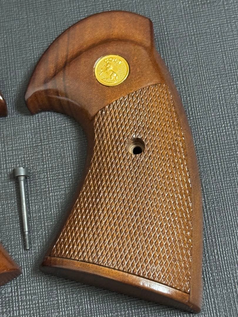 【実物】コルト社純正 パイソン 3rd 前期 木製グリップ スクリュー付き