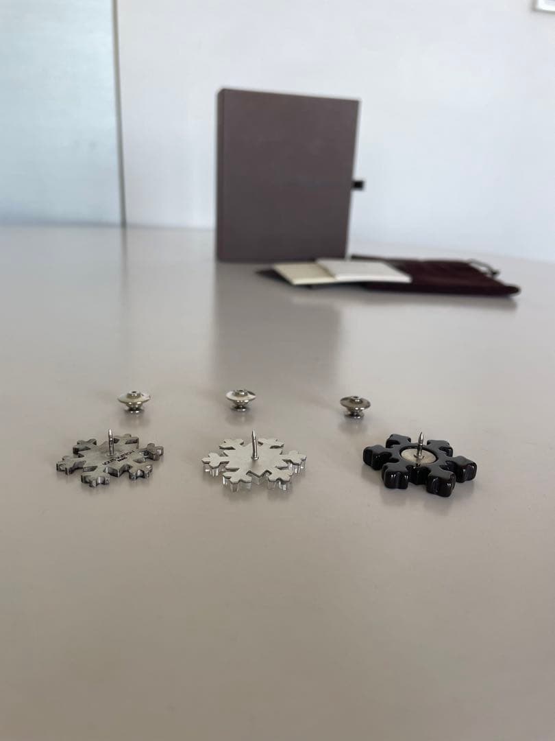 Louis Vuitton 雪の結晶ブローチ ピンバッジ