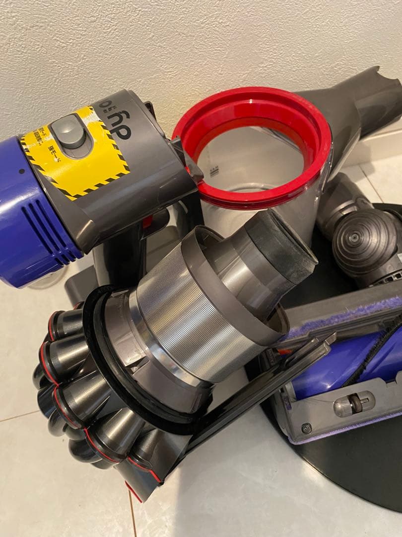 Dyson V7 　コードレスクリーナー　掃除機　sv11