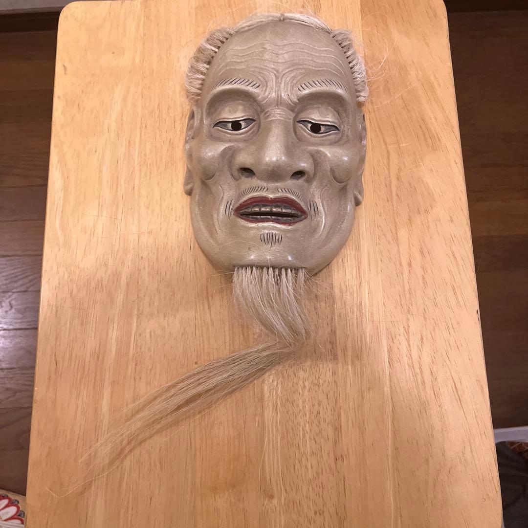 薄い灰色の能面