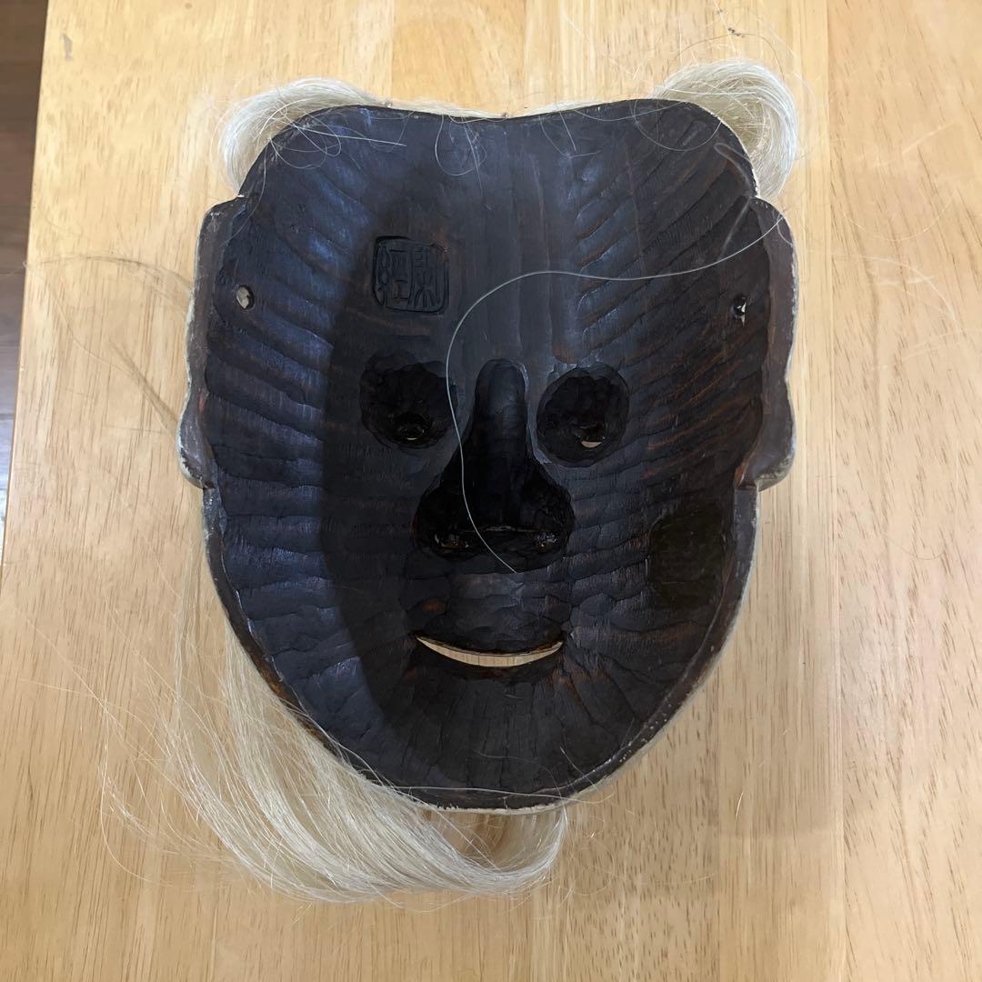 薄い灰色の能面