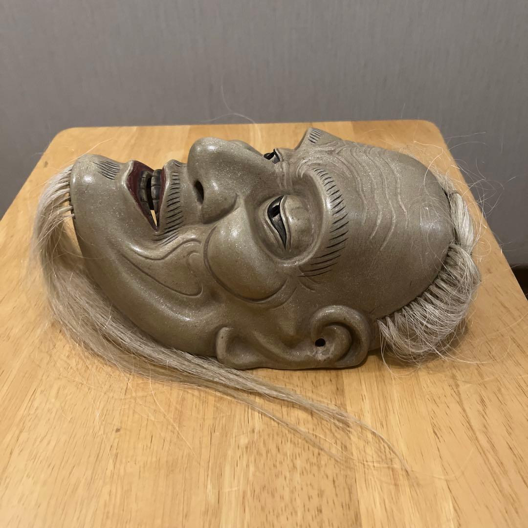 薄い灰色の能面