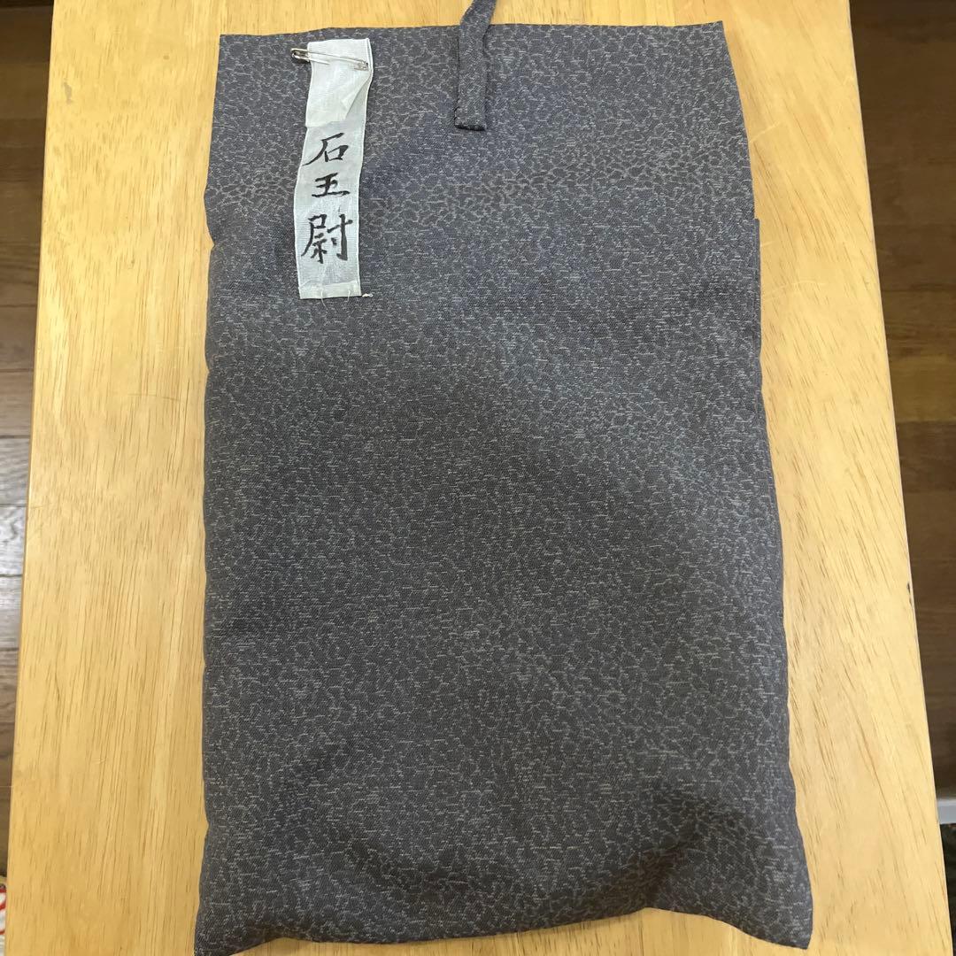 薄い灰色の能面