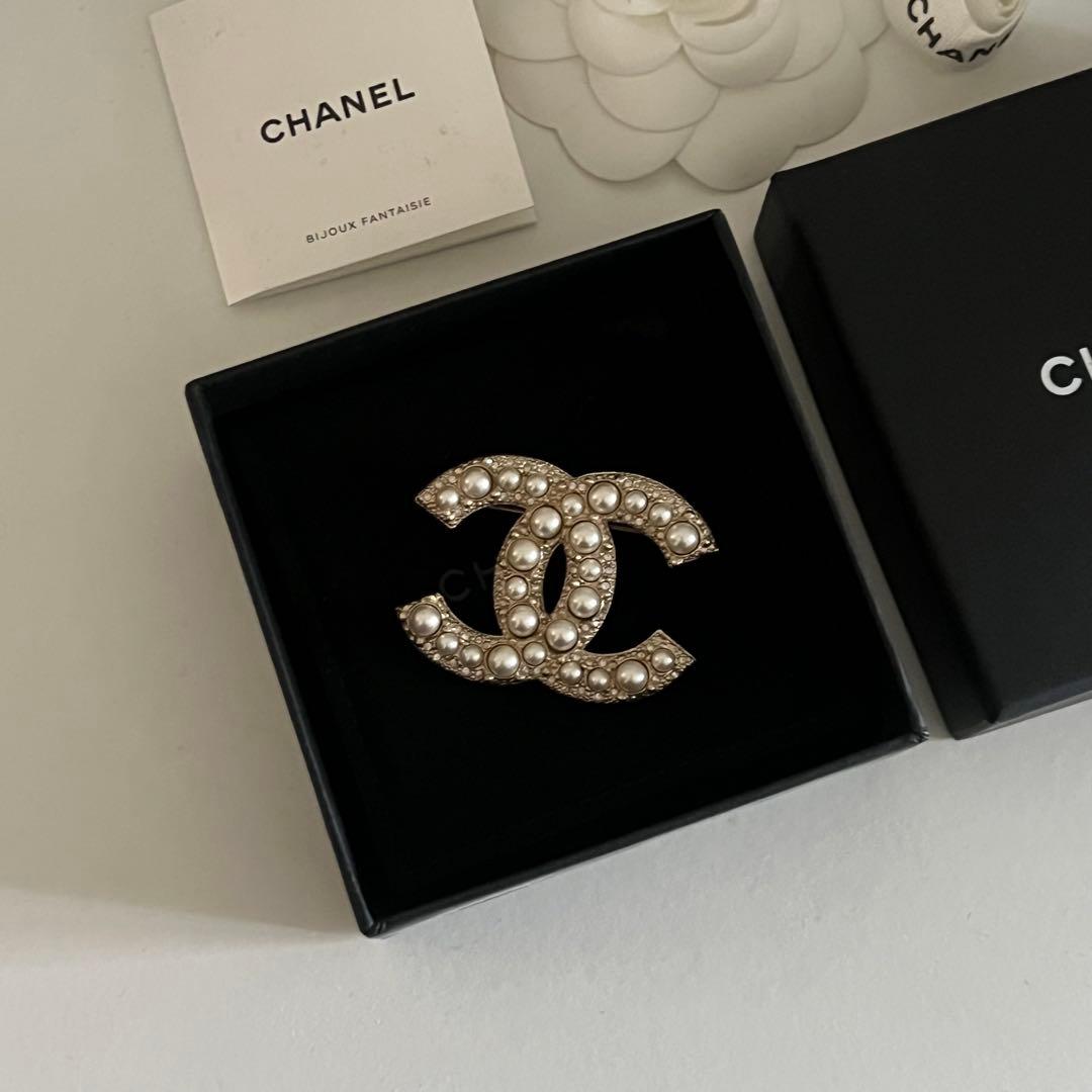 CHANEL CC パールロゴブローチ