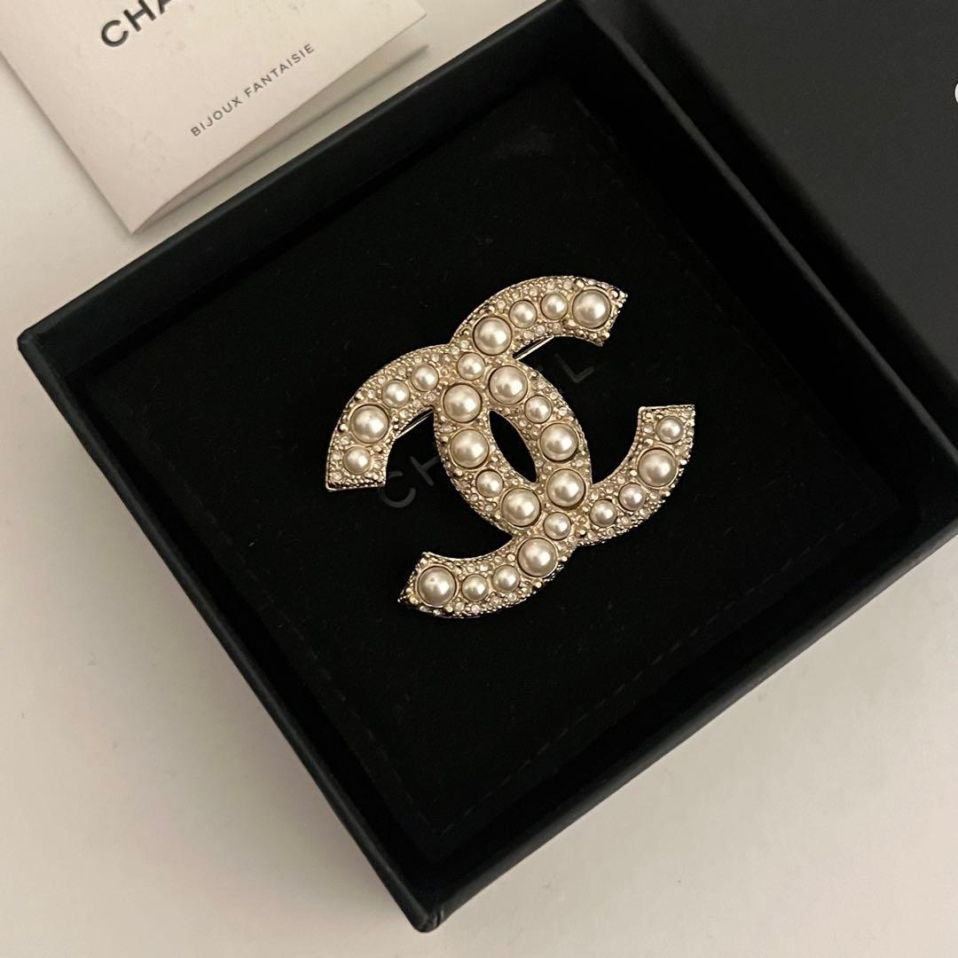 CHANEL CC パールロゴブローチ