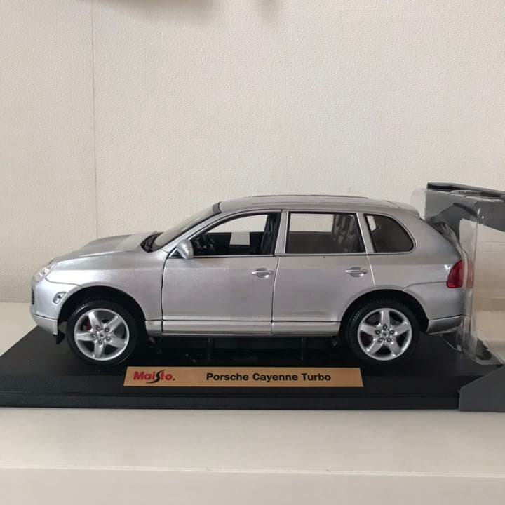 1/18 MAISTO ダイキャスト　ミニカー　ポルシェ　カイエン　ターボー