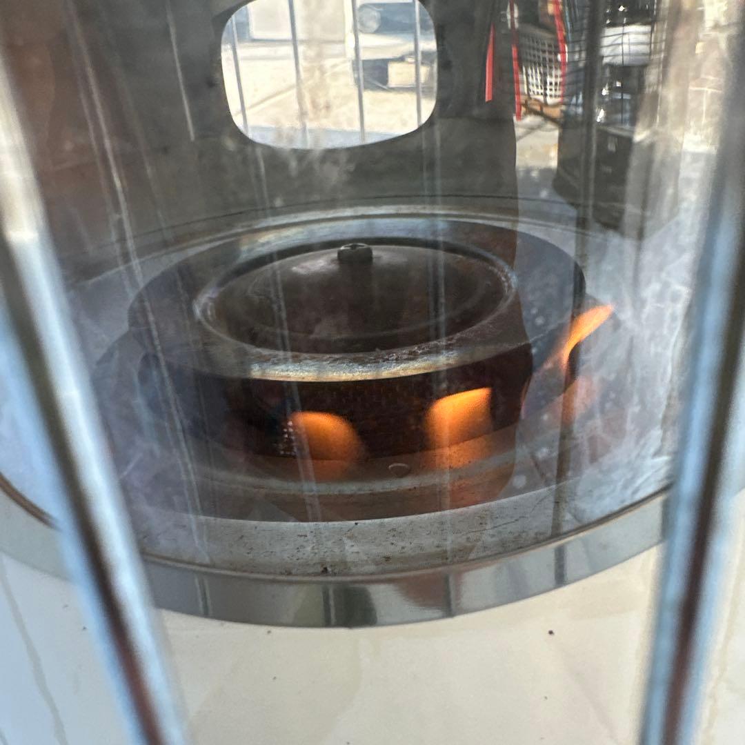 白い灯油ストーブ