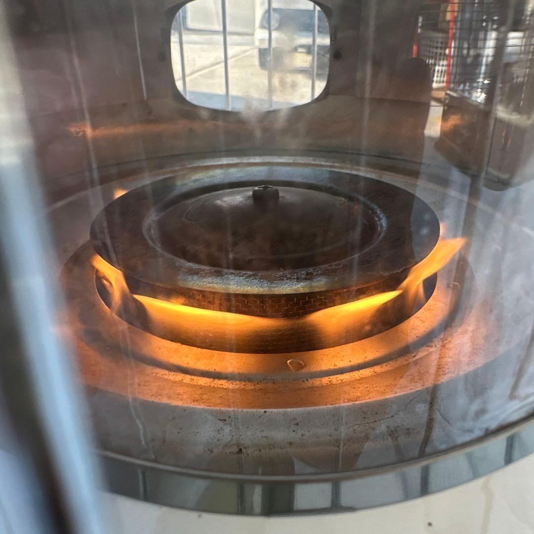 白い灯油ストーブ