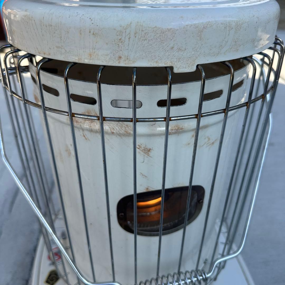 白い灯油ストーブ