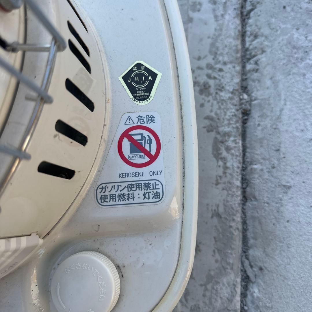 白い灯油ストーブ