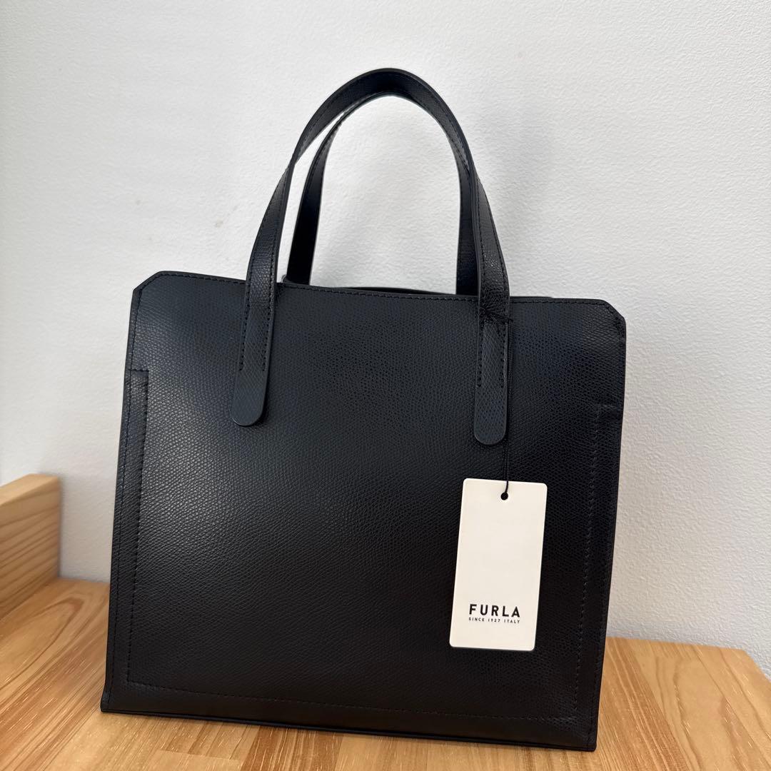 FURLA ブラックレザーハンドバッグ