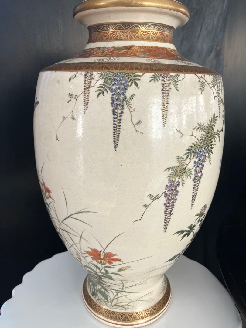 花と藤の模様の陶器花瓶