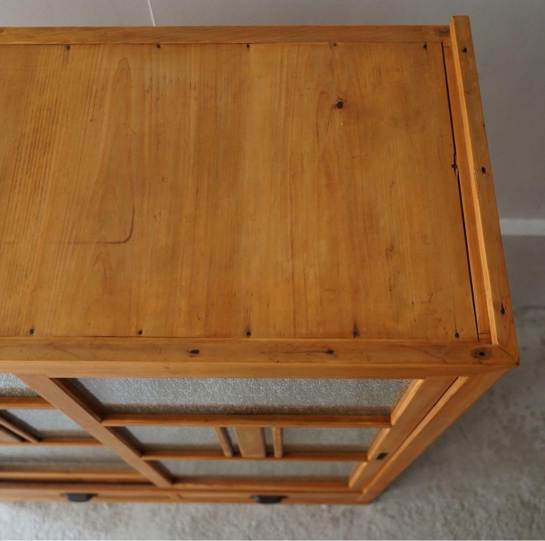 ダイヤガラスのキャビネット