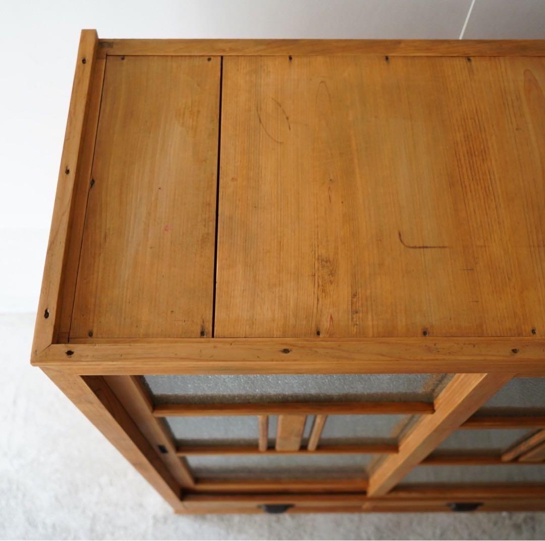 ダイヤガラスのキャビネット