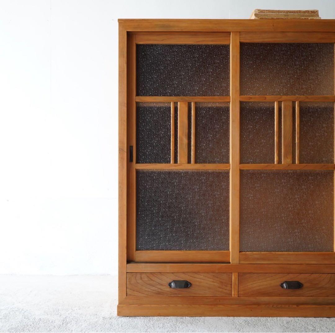 ダイヤガラスのキャビネット