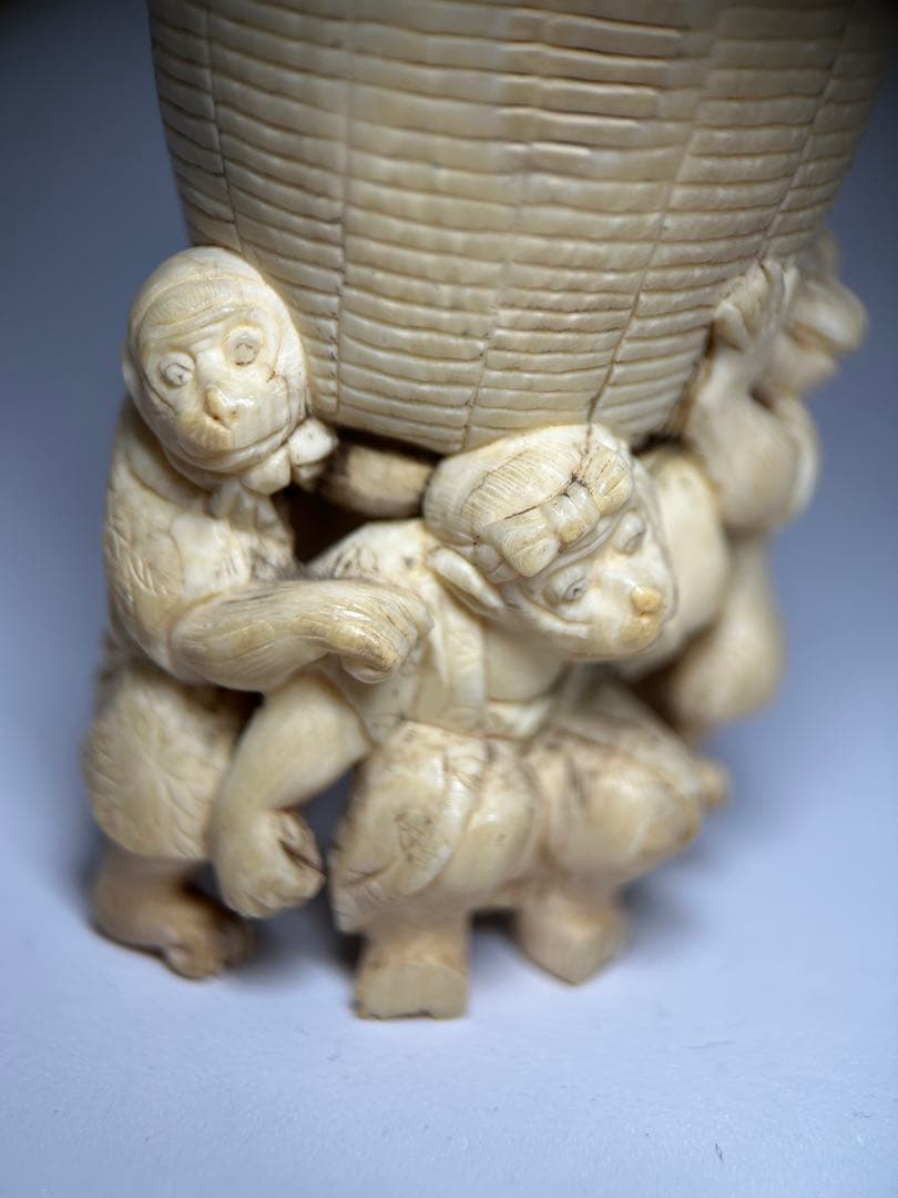 時代根付 猿 担桶 牙彫 天然素材 細密彫刻 古美術 48g
