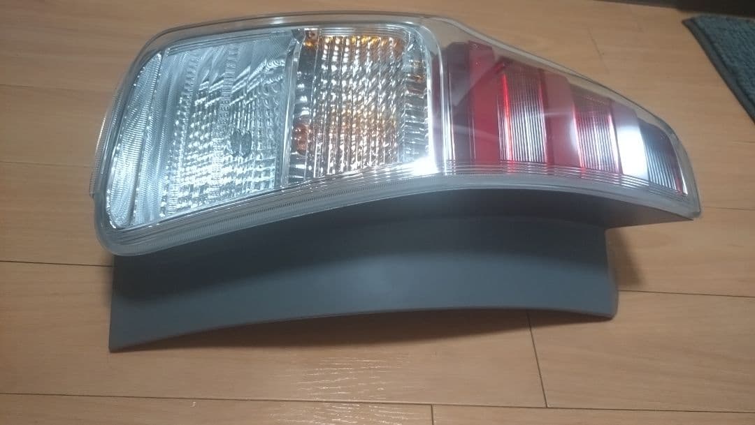 プリウスα 純正テールレンズ 左のみ