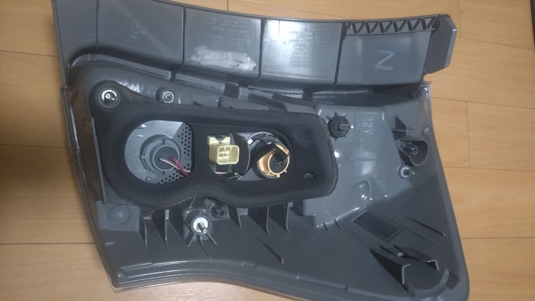 プリウスα 純正テールレンズ 左のみ