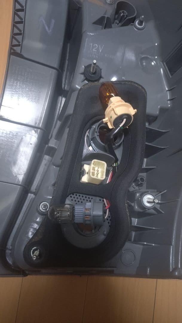 プリウスα 純正テールレンズ 左のみ