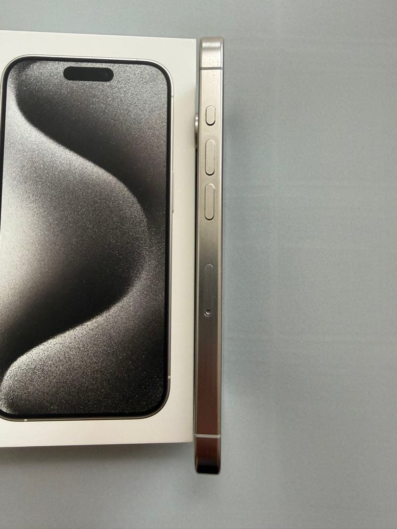 Apple iPhone 15 Pro ホワイトチタニウム　本体