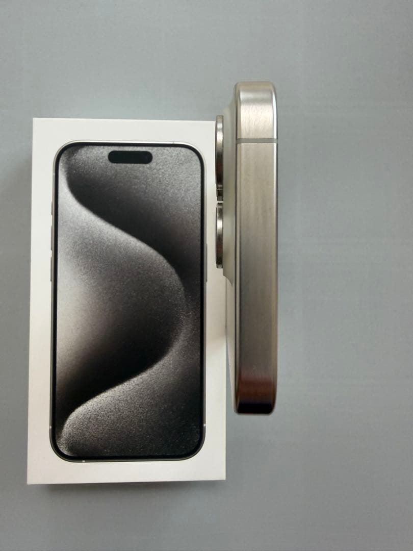 Apple iPhone 15 Pro ホワイトチタニウム　本体