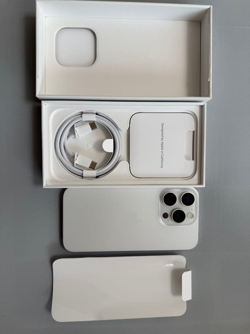 Apple iPhone 15 Pro ホワイトチタニウム　本体