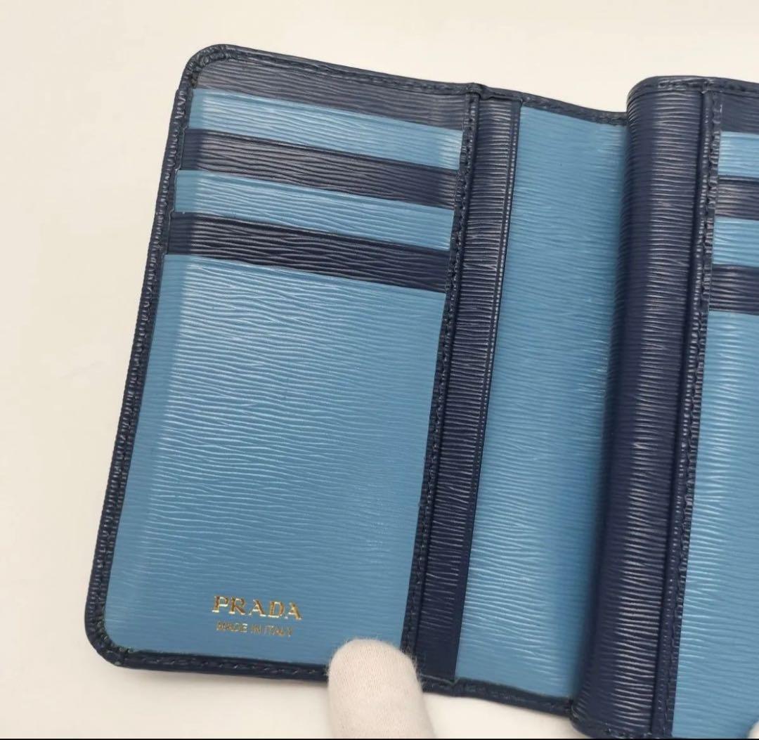 超美品　PRADA サフィアーノレザー　二つ折り財布 ブルーラウンドファスナー