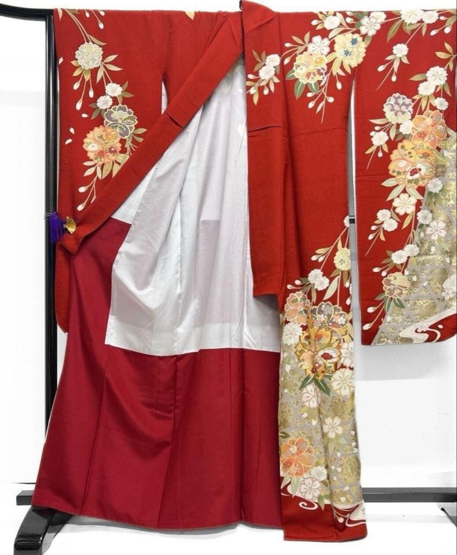 振袖　お着物　(赤ベース) 金駒刺繍　金彩　枝垂れ桜　桜花模様晴れの日　成人式