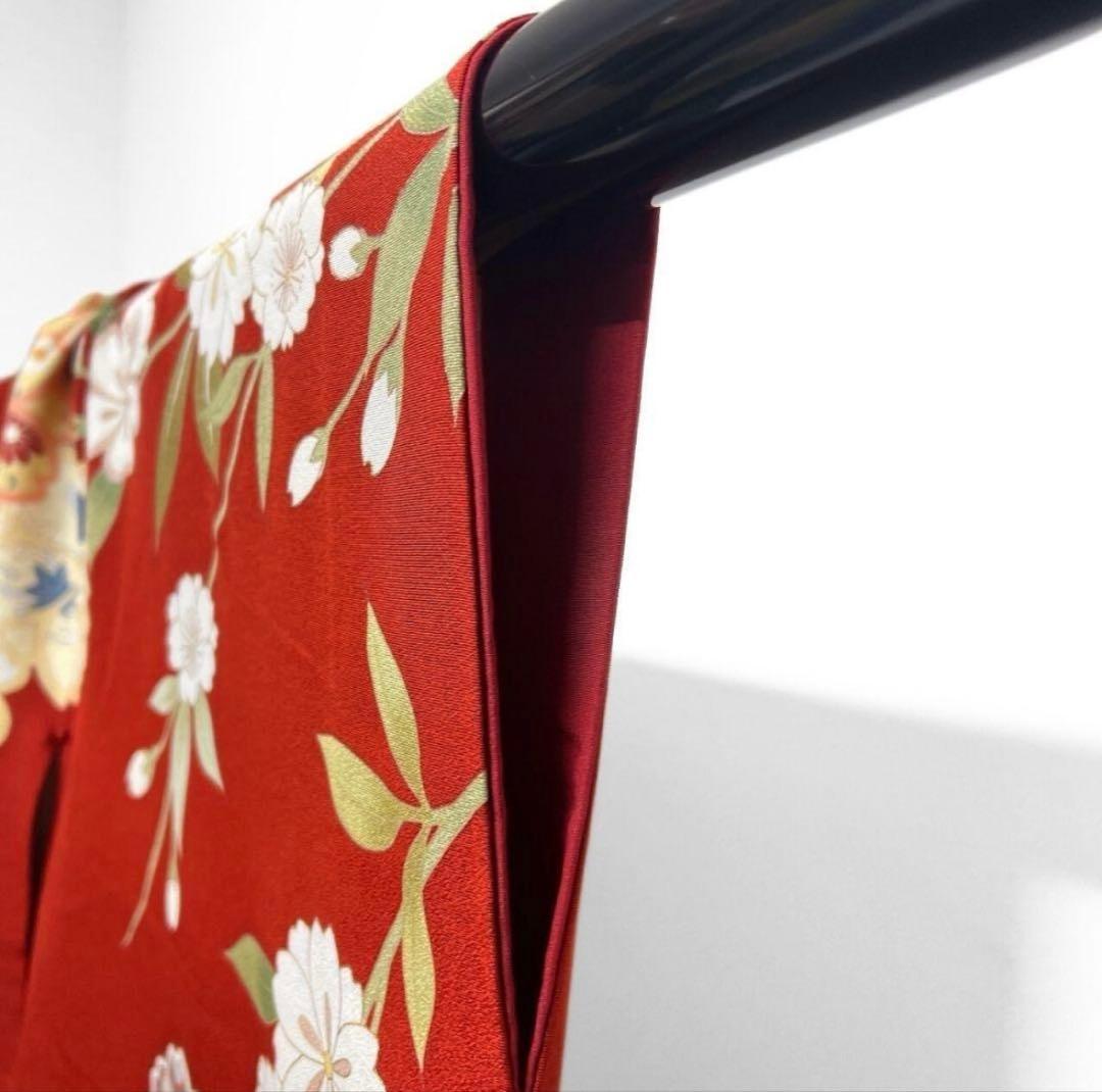振袖　お着物　(赤ベース) 金駒刺繍　金彩　枝垂れ桜　桜花模様晴れの日　成人式