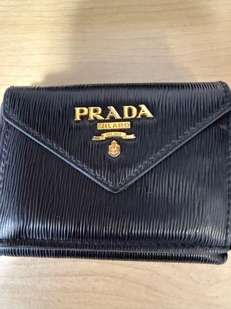 か*な様 PRADA 三つ折り財布 ブラック　レター型 ヴィッテロムーブ