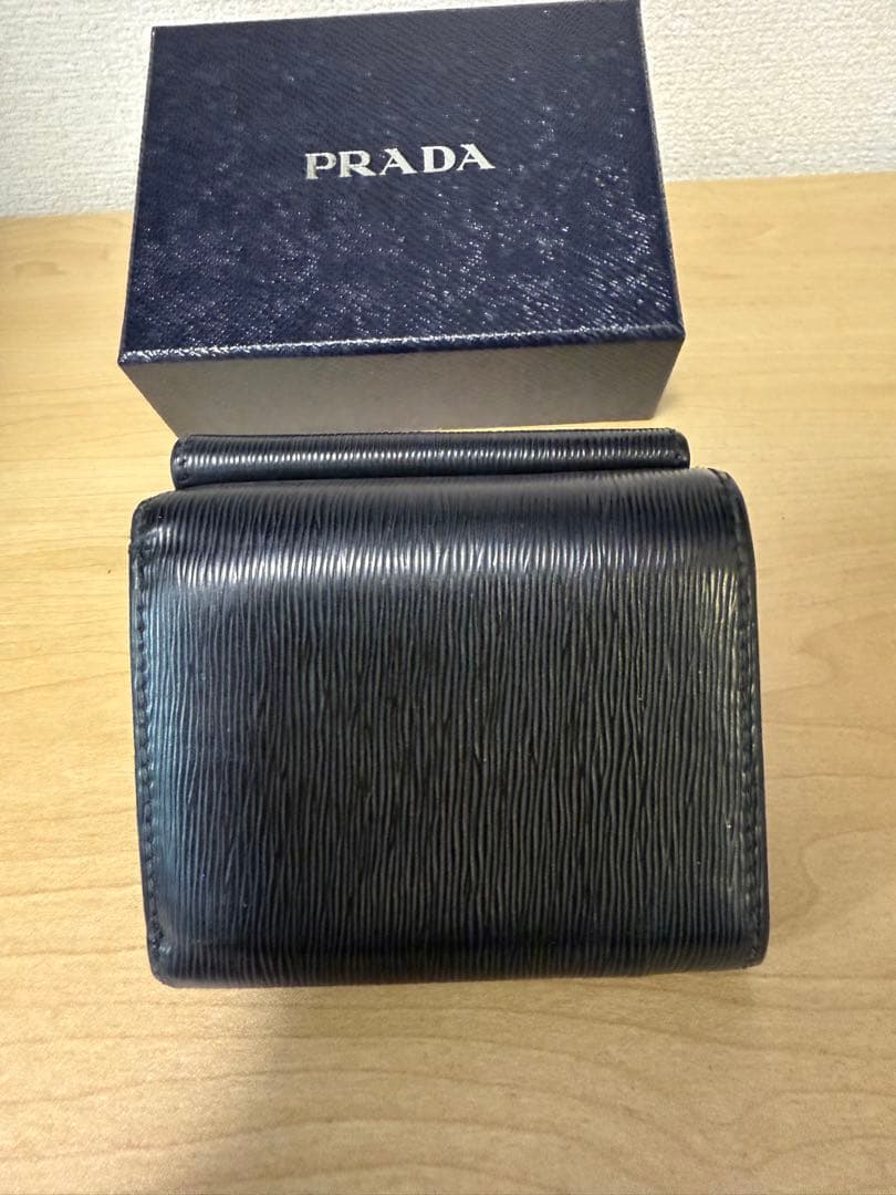 か*な様 PRADA 三つ折り財布 ブラック　レター型 ヴィッテロムーブ