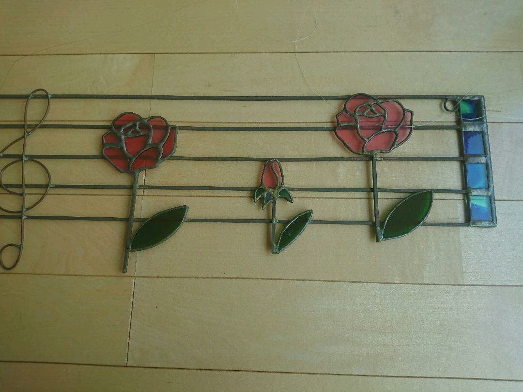 ステンドグラス 音符、音楽、ゴ−ルドピンク、ルームアクセサリー、。バラのパネル