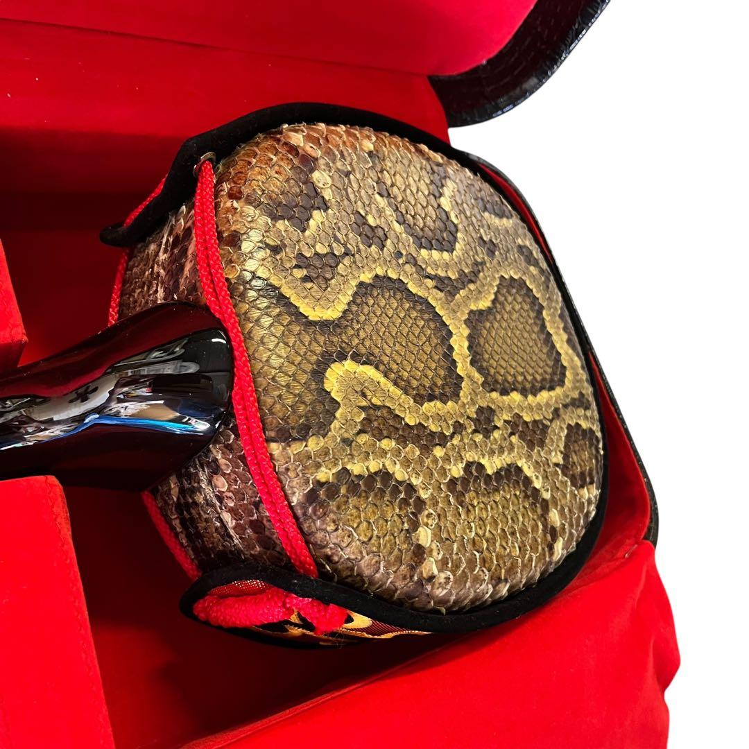 【極美品】沖縄 三線 本蛇革 強化張り 黒塗り棹 蛇皮 ハードケース 爪 調子笛