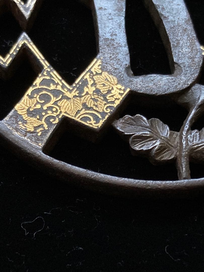 【特別保存刀装具】菊熨斗図透鐔 無銘京正阿弥　鉄地丸形透鍔