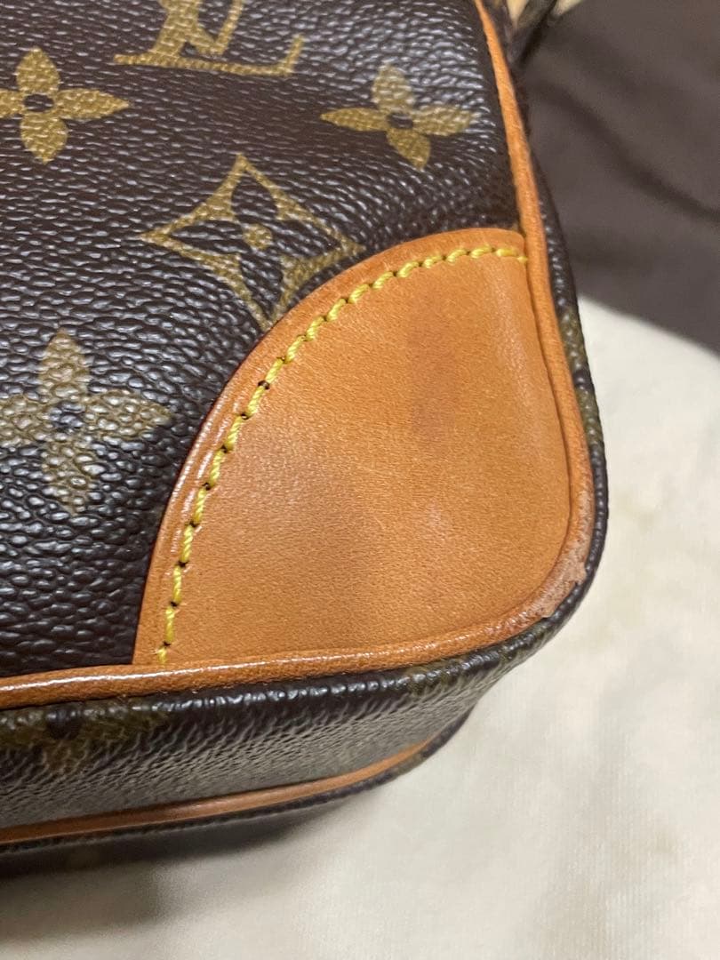 ストラップ根元も綺麗です。Amazon