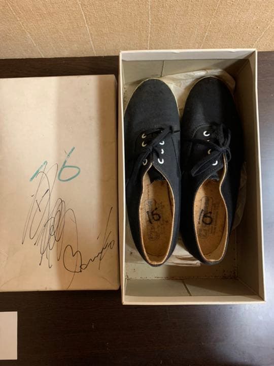 おニャン子クラブ　会員No.16番　高井麻巳子　本人着用靴　サイン入り