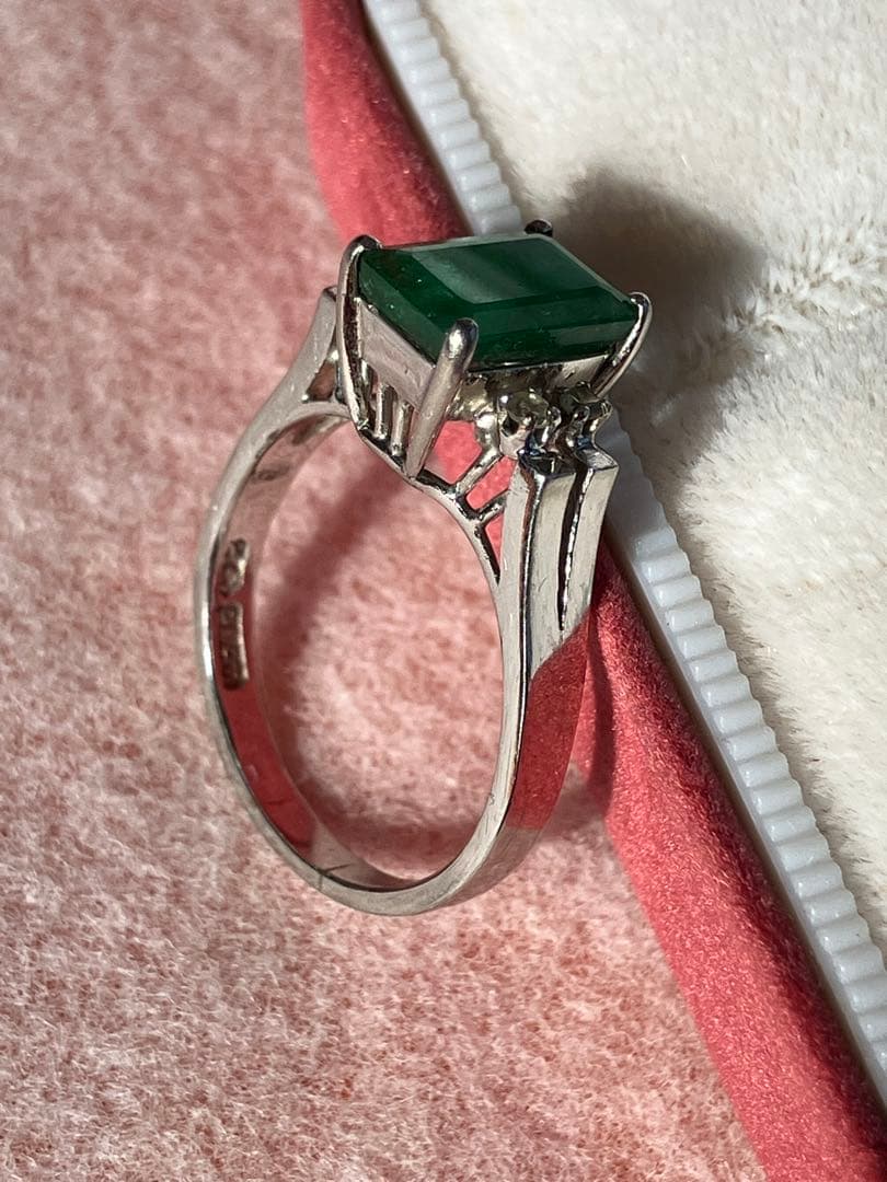 エメラルドの指輪