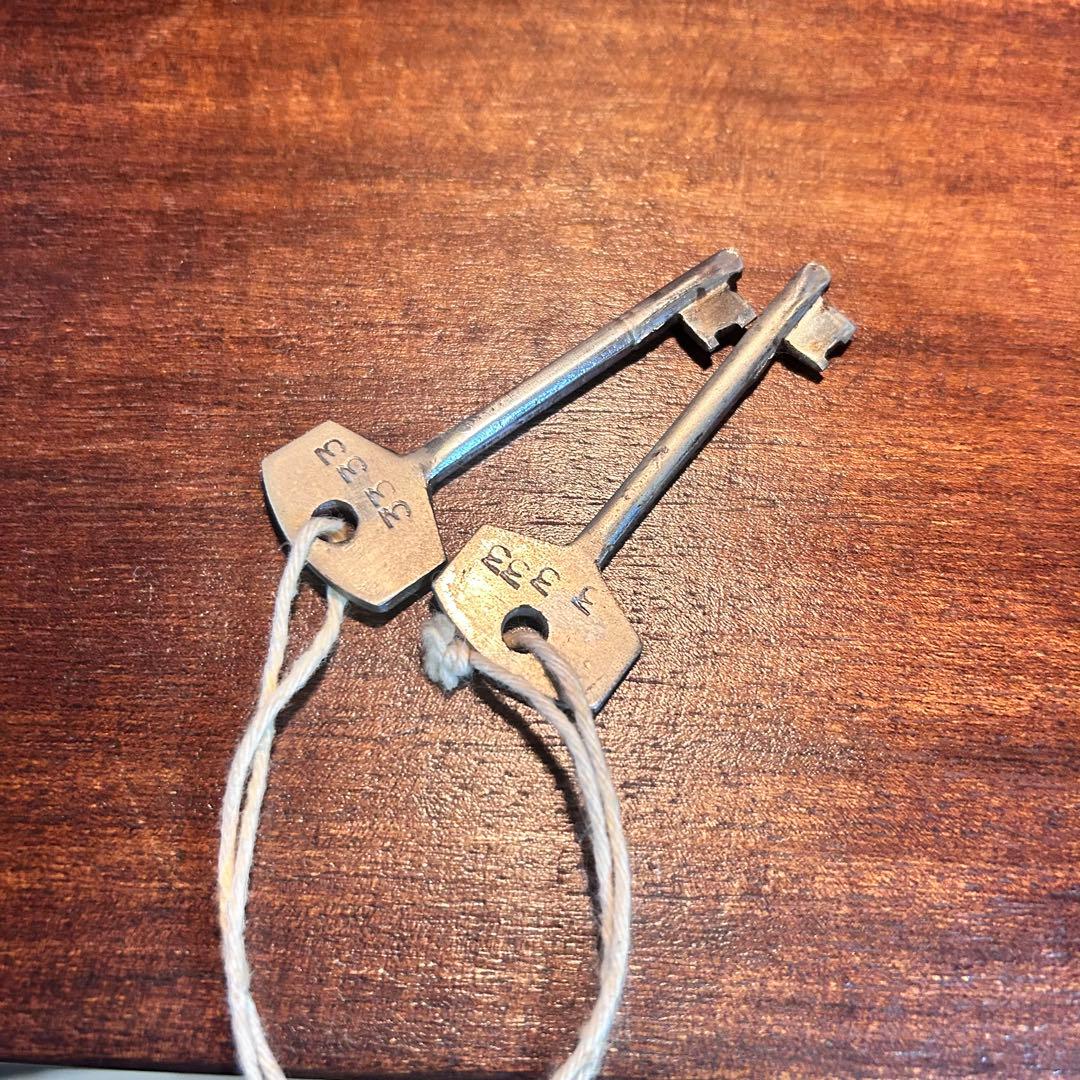 照明付き アンティーク調ガラスキャビネット 鍵付き