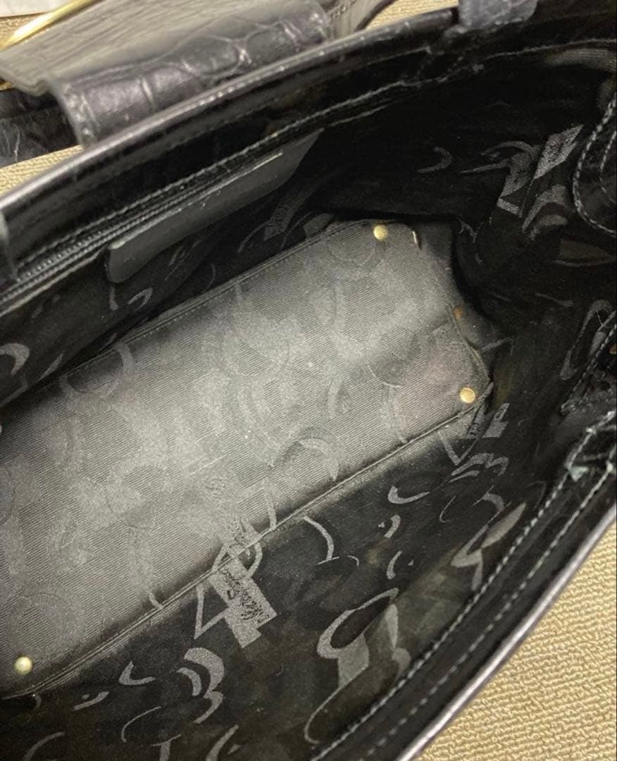 サルヴァトーレ フェラガモ　ヴァラリボン　クロコ型押し　黒色　ハンドバッグ