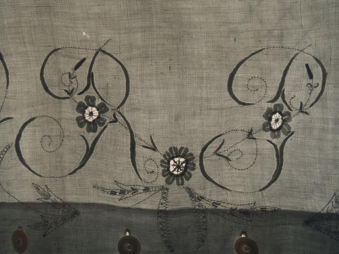 手刺繍とクロシェレース ピローケース2枚 貝ボタン かぎ針レース /K367