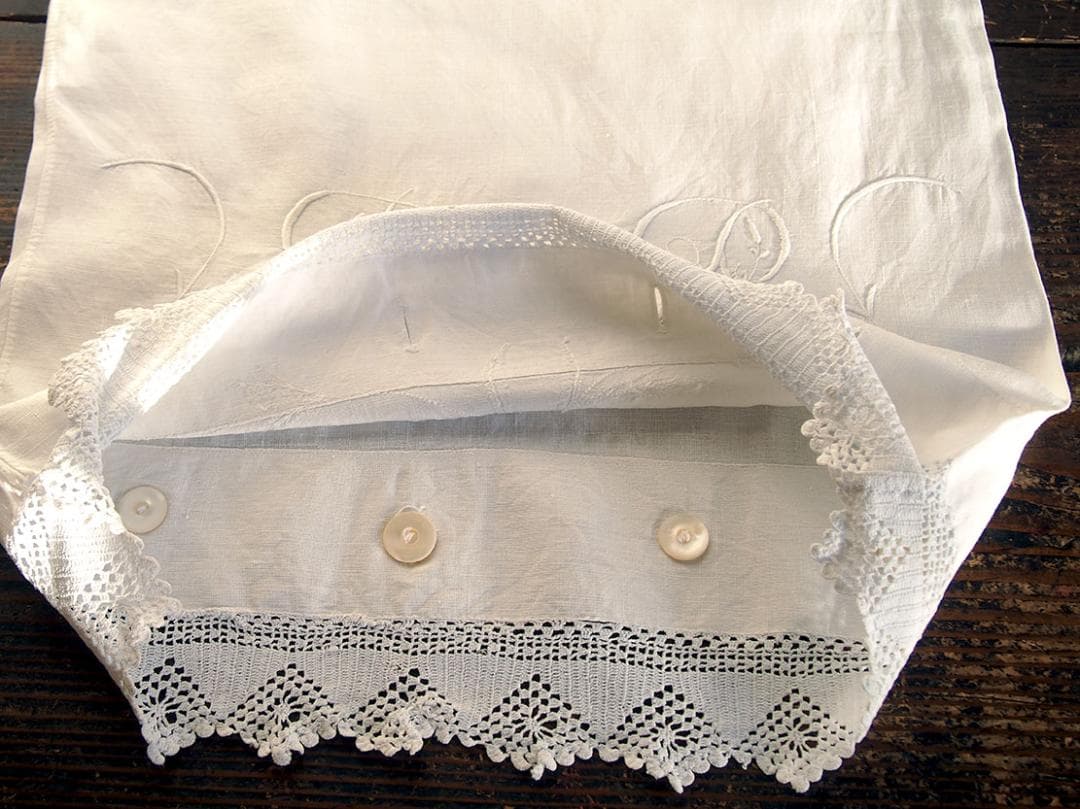 手刺繍とクロシェレース ピローケース2枚 貝ボタン かぎ針レース /K367