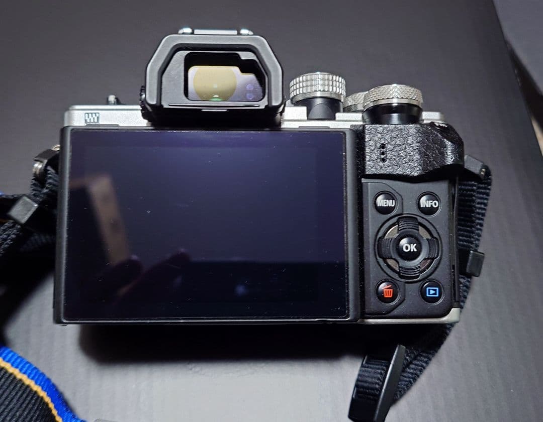 OLYMPUS OM-D E-M10 Mark II　ダブルズームレンズキット