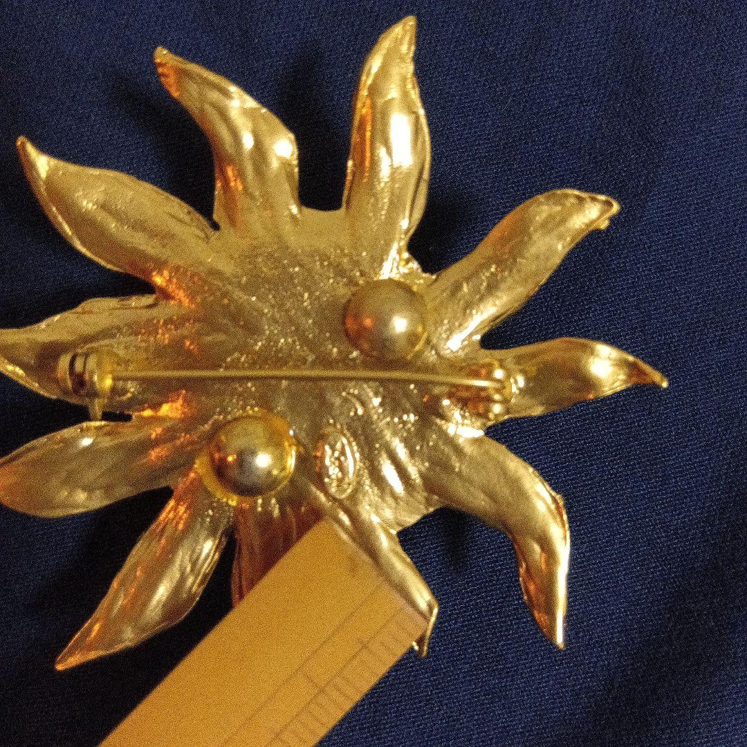 イヴ サンローラン　ブローチ　新品