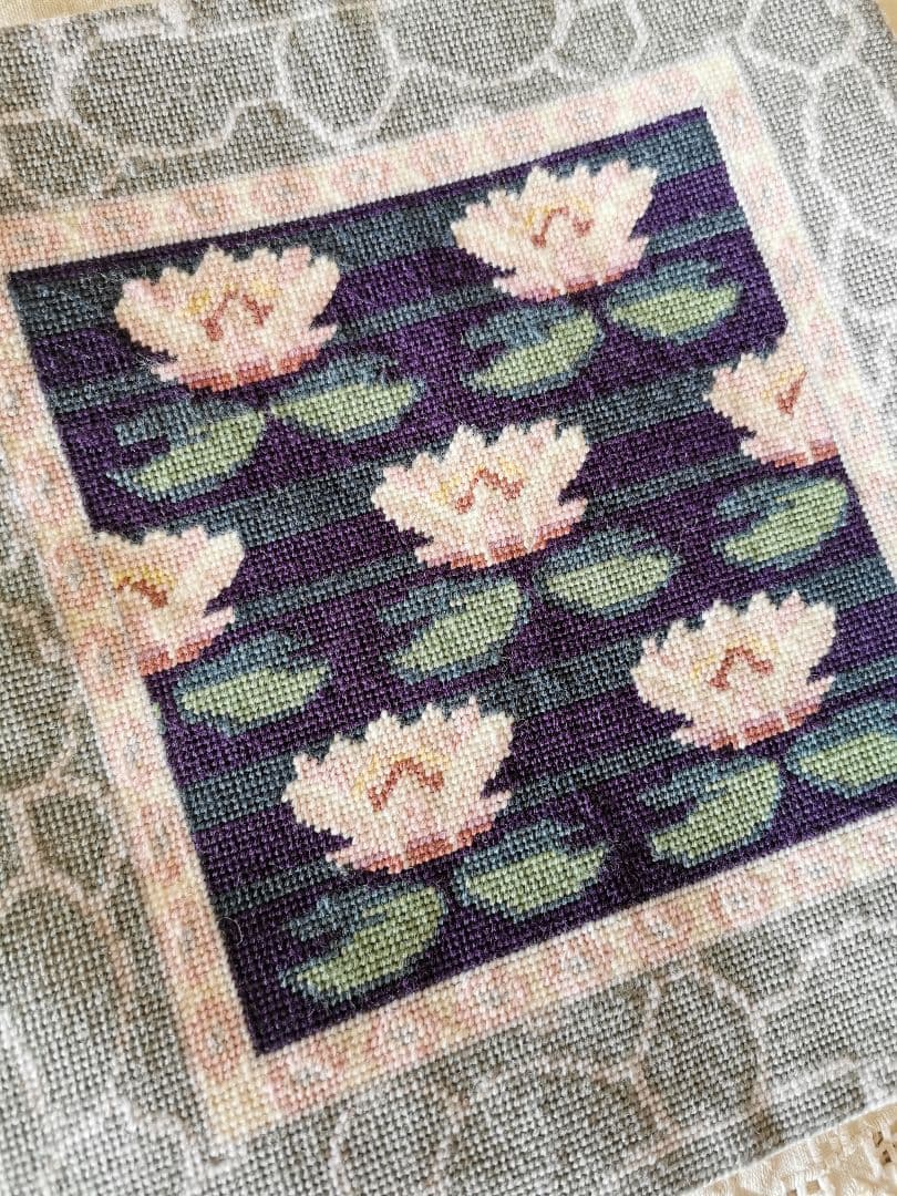 アンティークイギリス ニードルポイント 北欧風 蓮池 ピンクロータスの咲く碧い湖