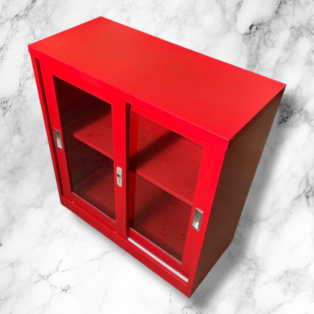 ①レッドカラーキャビネット ガラス引き戸付き収納棚 スチール製 ヴィンテージ風