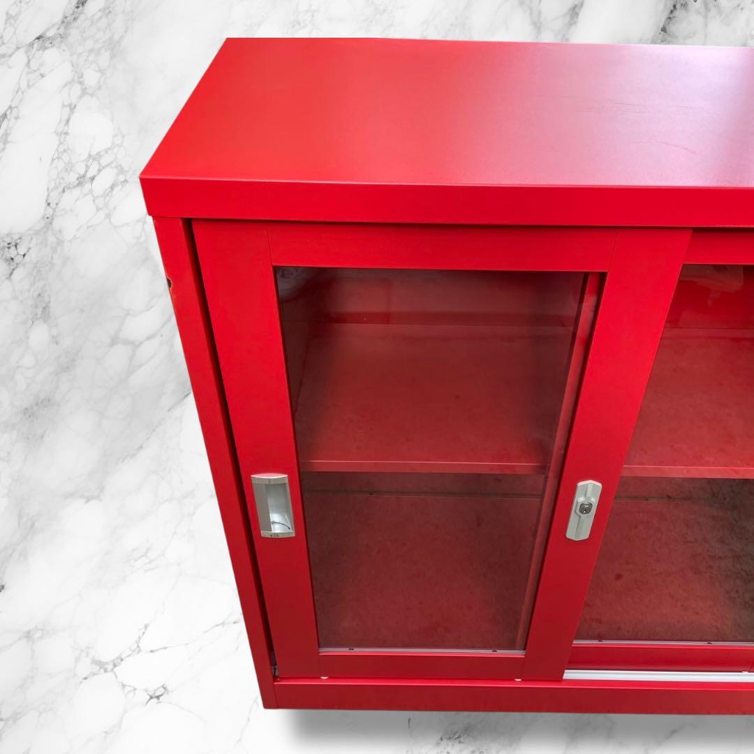 ①レッドカラーキャビネット ガラス引き戸付き収納棚 スチール製 ヴィンテージ風