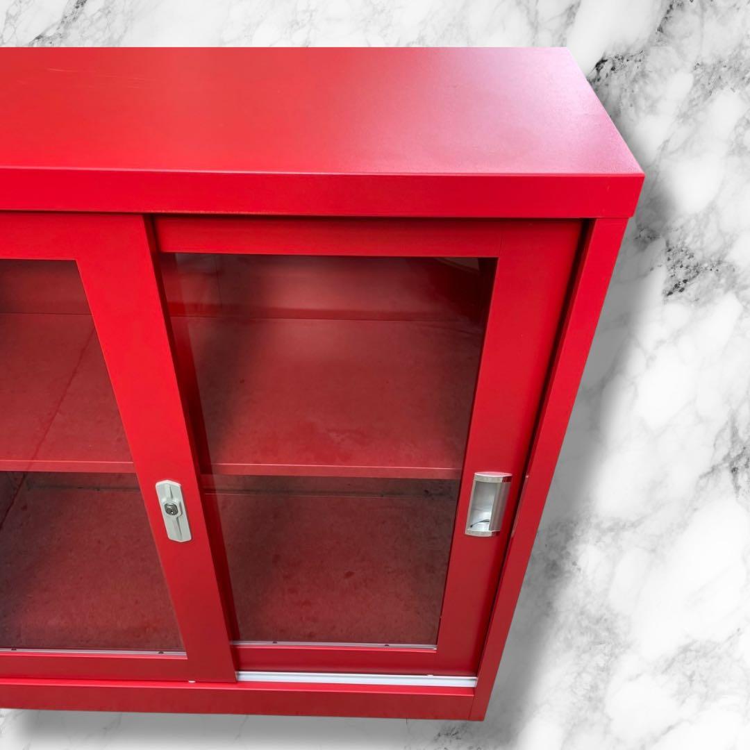 ①レッドカラーキャビネット ガラス引き戸付き収納棚 スチール製 ヴィンテージ風