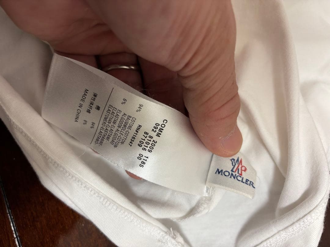 MONCLER ホワイト Vネック Tシャツ