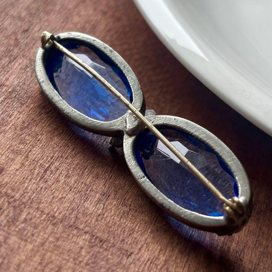 687アンティーク1890's古ガラスCzechoslovakia製ボウブローチ