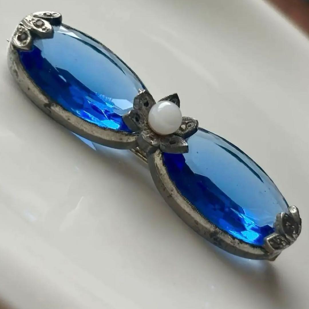 687アンティーク1890's古ガラスCzechoslovakia製ボウブローチ